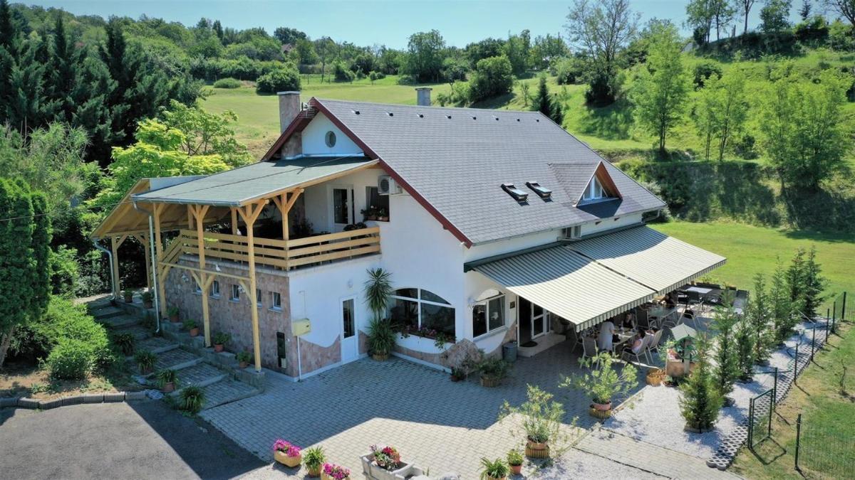 Balatonszárszó Borkuti Panzio Es Apartman المظهر الخارجي الصورة
